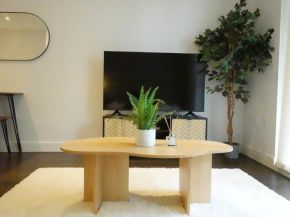 SereneAura Hideaway - Balcony, 2 Free Parking & Sleeps 4